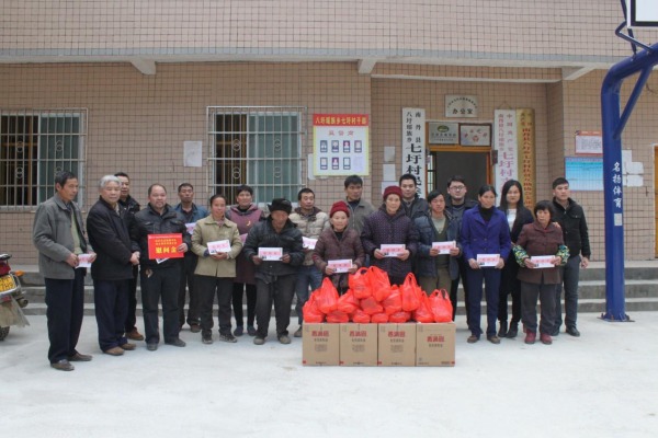 pg电子游戏爱心赞助打算惠民生 自愿服务团队山村送温暖2.jpg