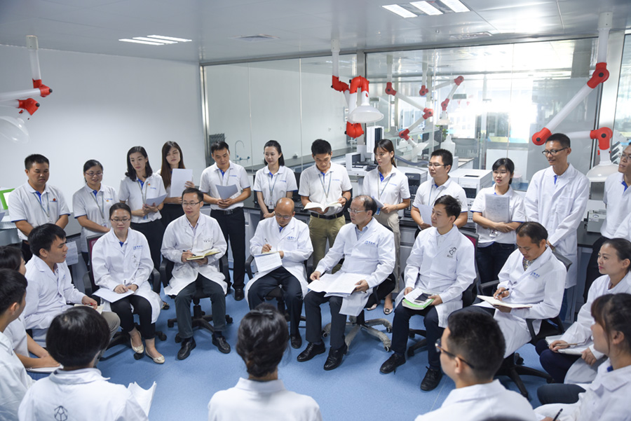 pg电子游戏董事长王双飞与员工互换党的十九大心灵进建心得.JPG